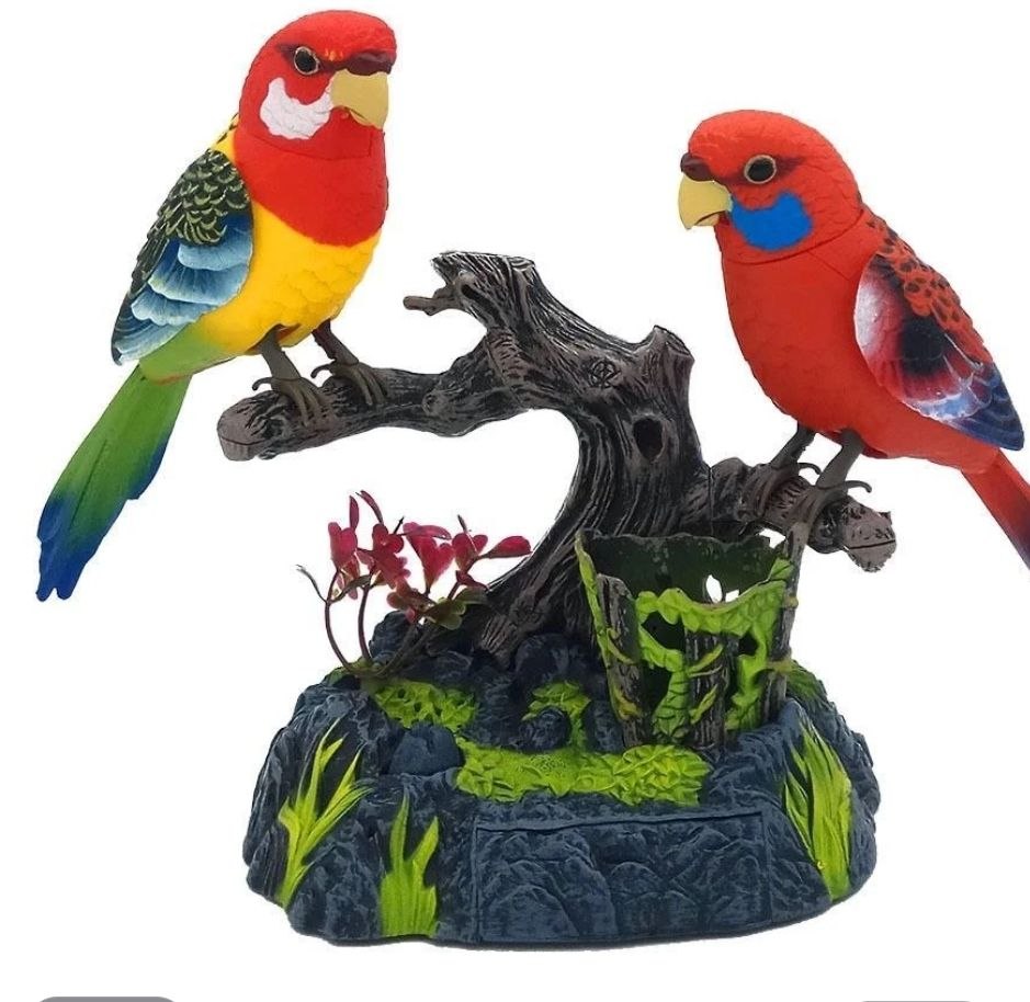 Papagali Decorativi pe Trunchi – Decor Interactiv