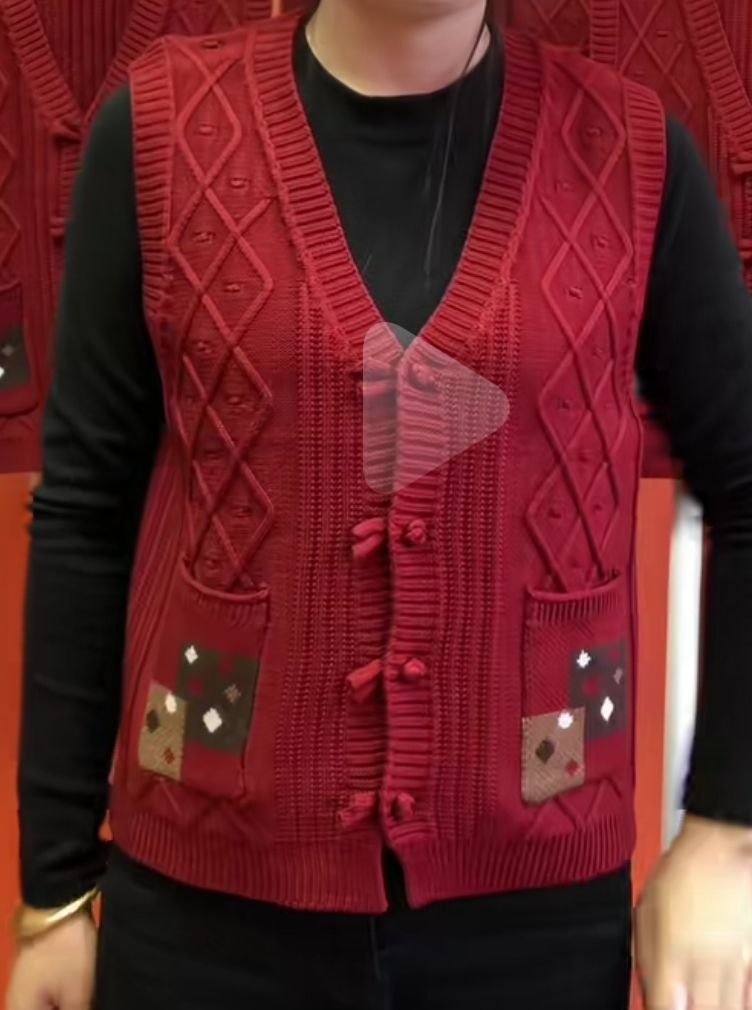 Vestă tricotată roșie cu model geometric – elegantă și caldă