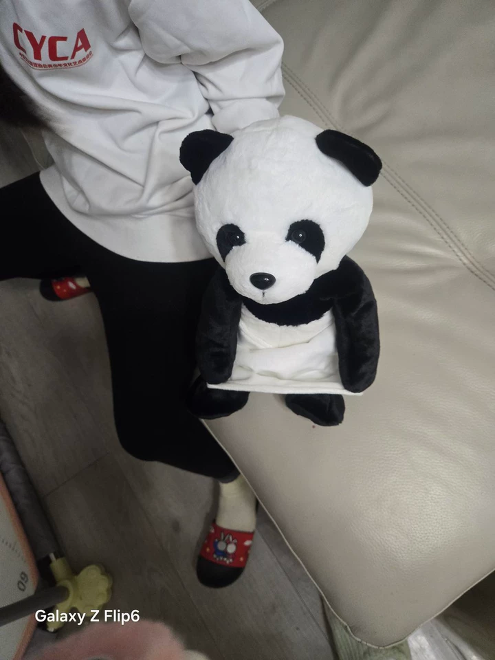 Panda interactivă cu păturică