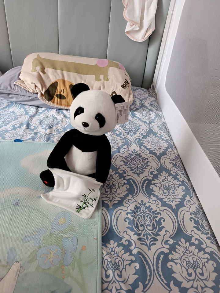 Panda interactivă cu păturică