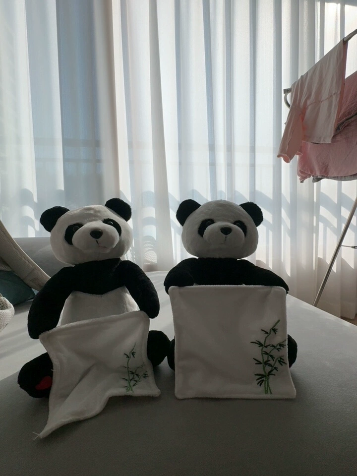 Panda interactivă cu păturică