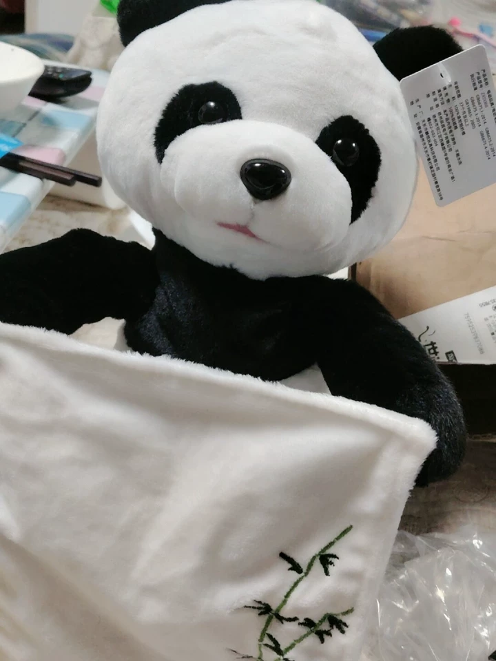 Panda interactivă cu păturică